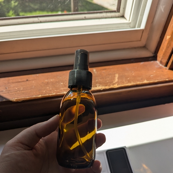 BNIB 2 4oz Amber Glass Spray Bottles - Picture 2 of 4